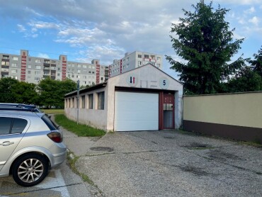 Na predaj garážové státie v uzavretom garážovom dome na Jedľovej ulici, Bratislava – Vrakuňa