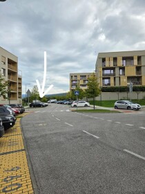 Vonkajšie parkovacie miesto na prenájom pri bytových domoch