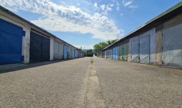 Predaj dvoch susediacich garáží s montážnymi jamami a pivnicou v Dubnici nad Váhom