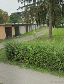 Na predaj veľká garáž s pozemkom v Snine