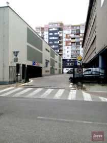 Prenájom vnútorného parkovacieho miesta v garážovom dome na Mraziarenskej ul.