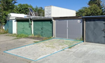 Priestranná garáž s pozemkom v Novom Meste