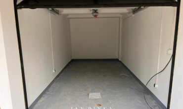 Kompletne zrekonštruovaná garáž s elektrinou na predaj v Karlovej Vsi