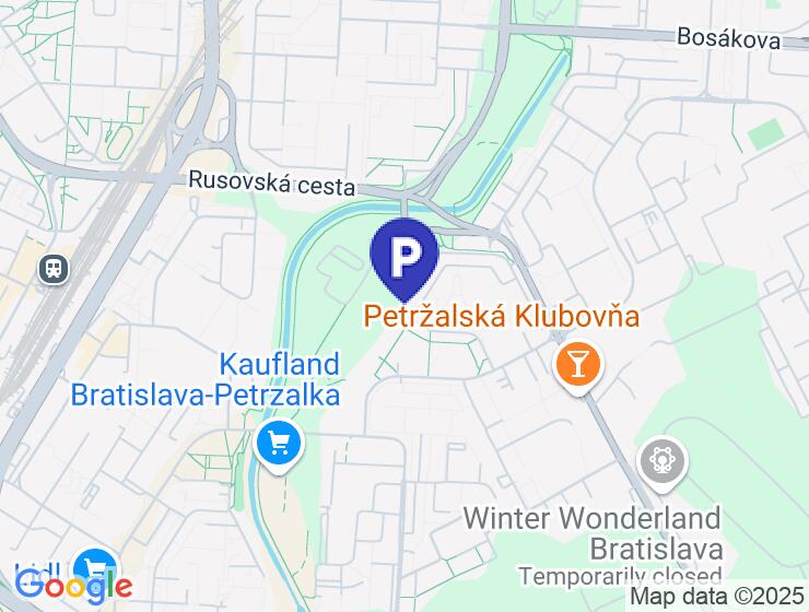 Zrenovovaná samostatná garáž na Gessayovej ulici v Petržalke