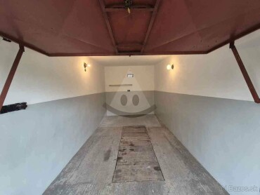 Predaj garáže na Orechovom rade v Komárne s elektrinou a montážnou jamou