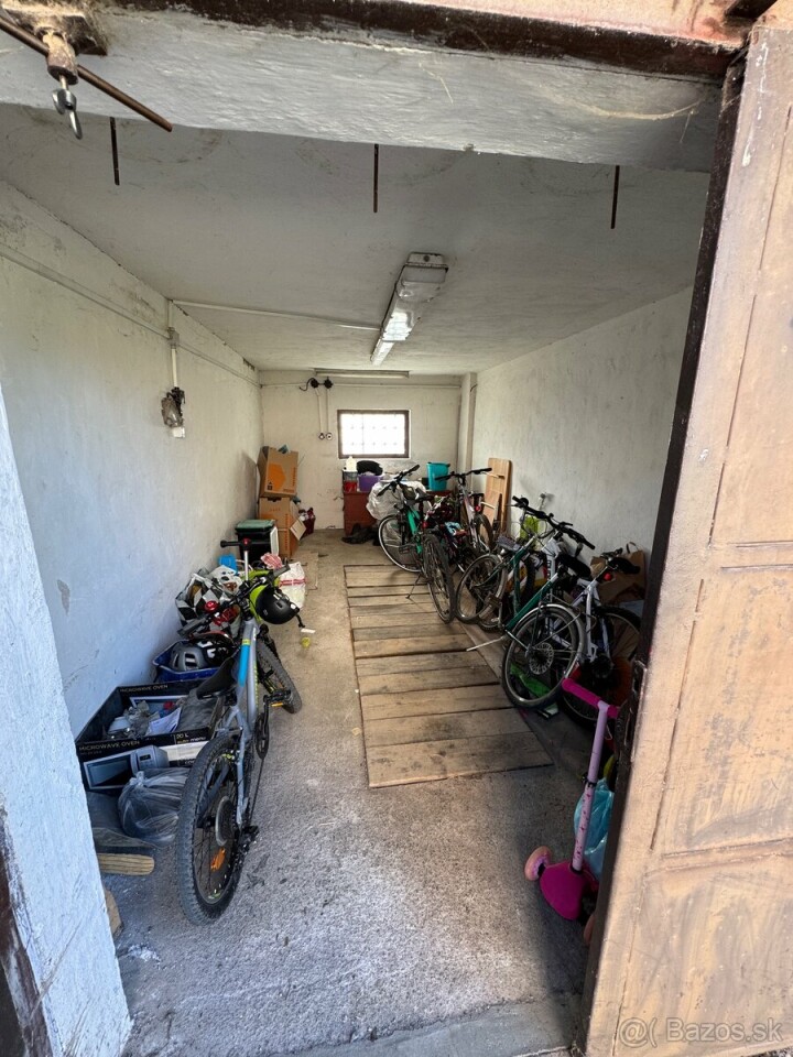 Garáž na predaj vo Varíne s montážnou jamou