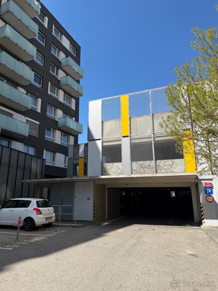 Krytá garáž na prenájom na Jegeho 6