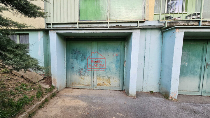 Veľká garáž (37 m2) na predaj s elektrinou v Sekčove