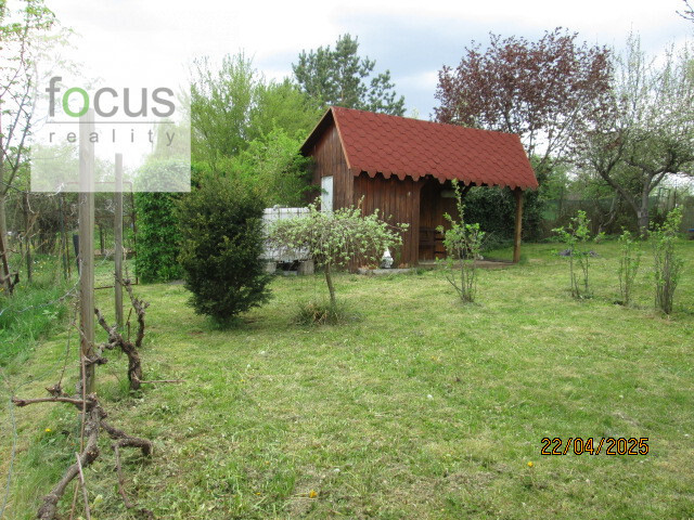 Predaj oplotenej záhradky s privátnym prístupom a parkovaním