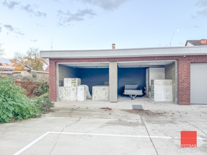 Bezpečná a priestranná garáž na prenájom v Prievidzi