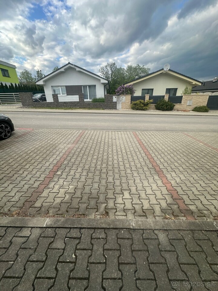Vonkajšie parkovacie miesto na Majernej ulici v Martine