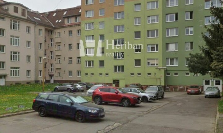 Vonkajšie parkovacie miesto na predaj za bytovým domom Komenského 23-25