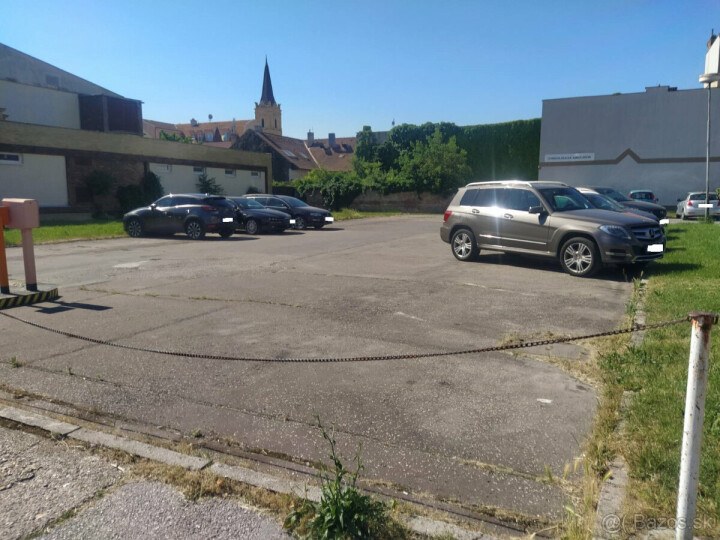 Parkovacie miesto na prenájom v centre Nitry za zvýhodnenú cenu
