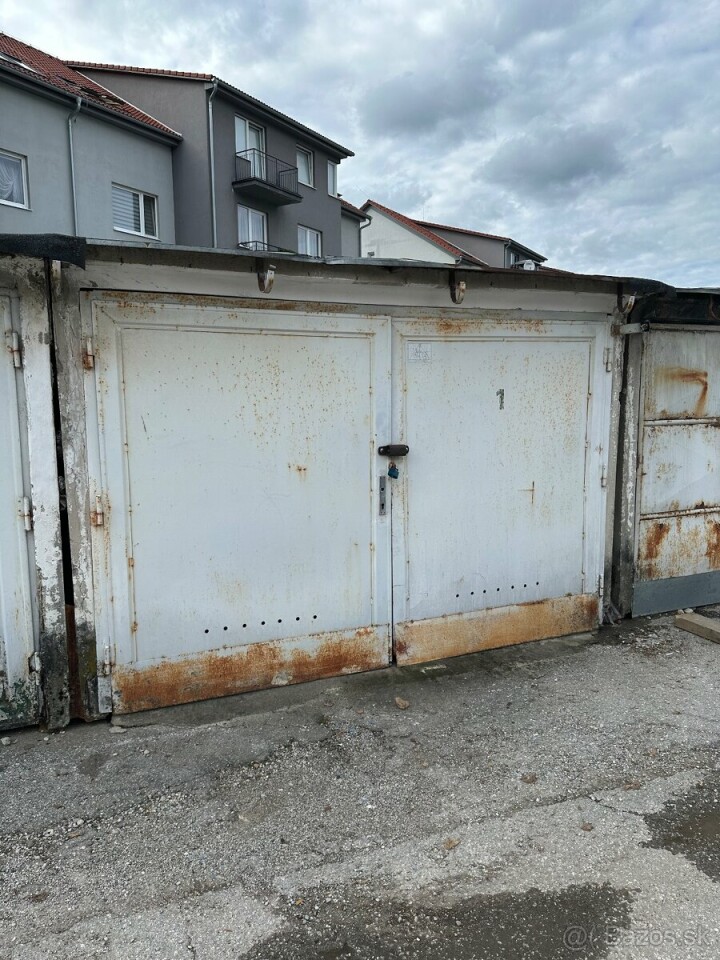 Na prenájom čistá garáž oproti hotelu Garni