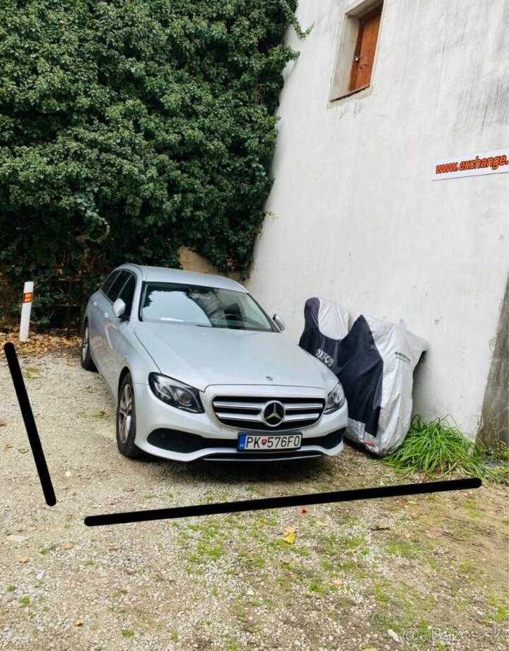 Parkovacie miesto s povolením vjazdu do pešej zóny na Obchodnej ulici
