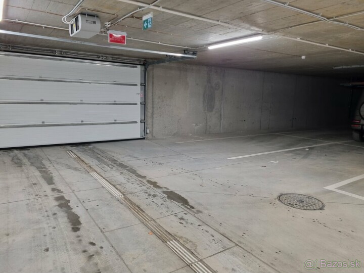 Prenájom garážového státia v budove na Rozkvete