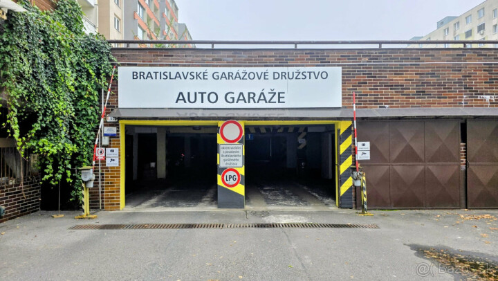 Garážové státie na predaj v parkovacom dome na Stodolovej ulici
