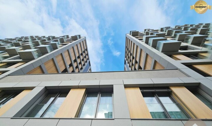 PREDAJ PRIESTRANNÉHO GARÁŽOVÉHO STÁTIA PRE SUV V DOWNTOWNE