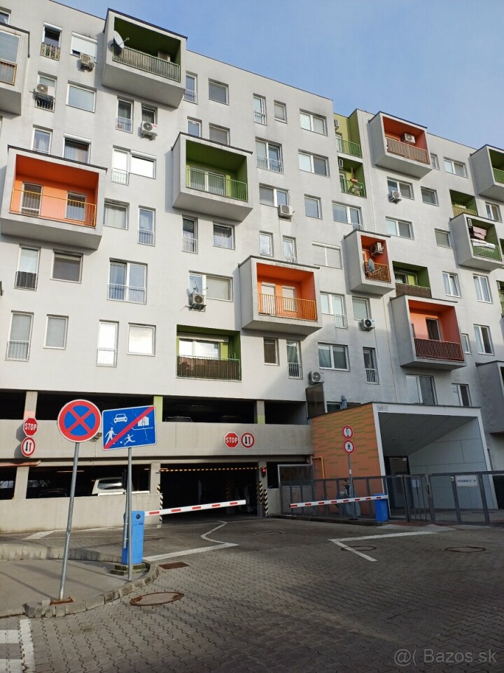 Prenájom krytého parkovacieho miesta na Vietnamskej 47, 1 mesiac zdarma