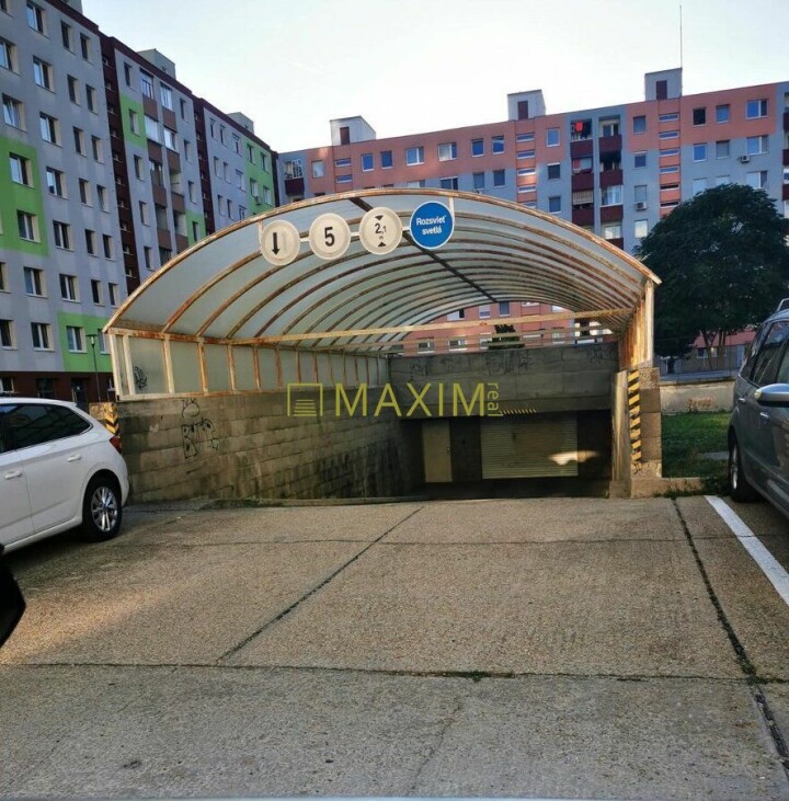 Samostatná garáž na predaj na Rajeckej ulici v Bratislave