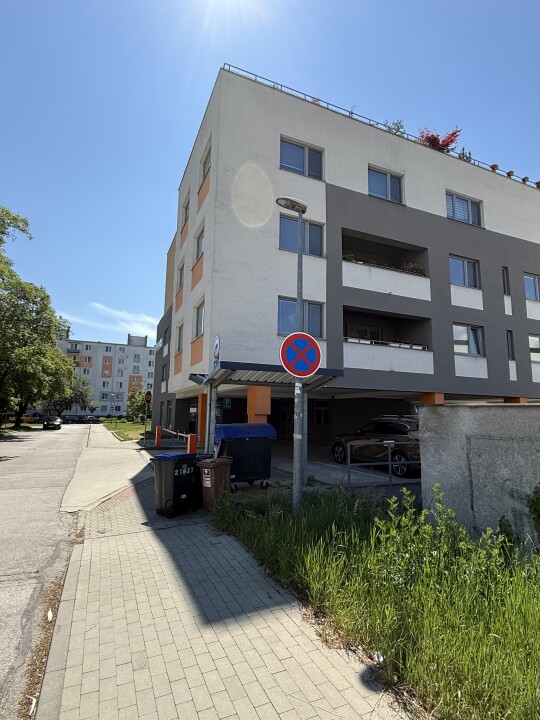 Vnutorne parkovanie pri Fakultnej nemocnici v Trenčîne