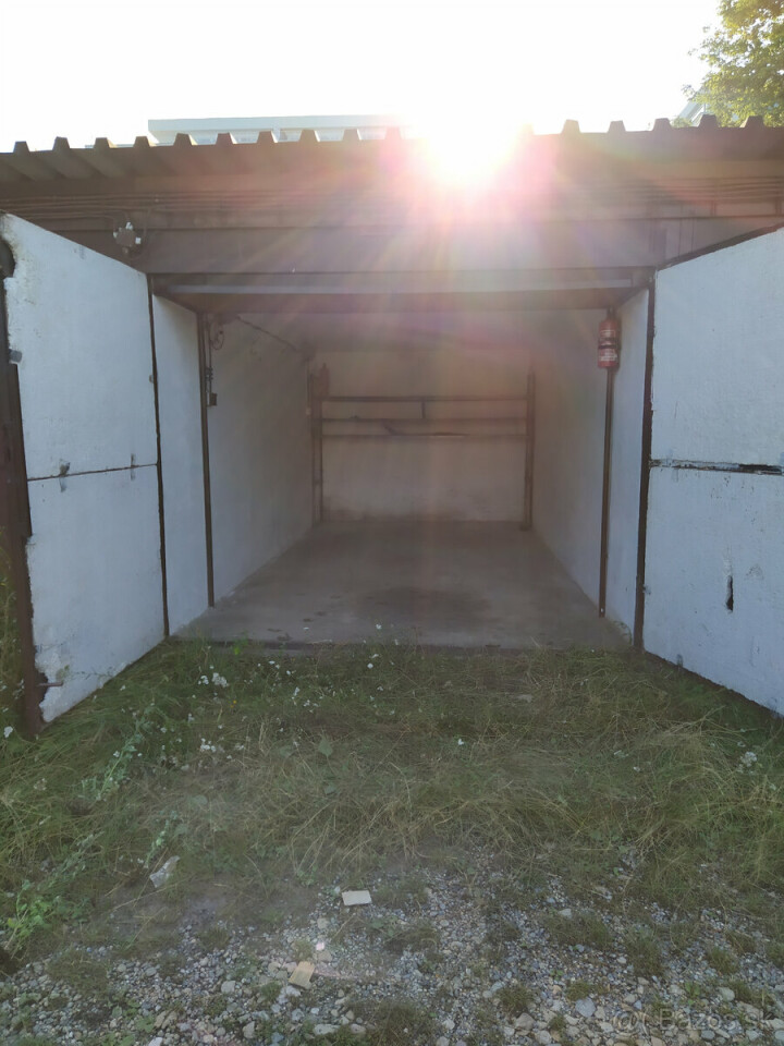 Predaj murovaná garáž na Hronskej ulici v Luníku II