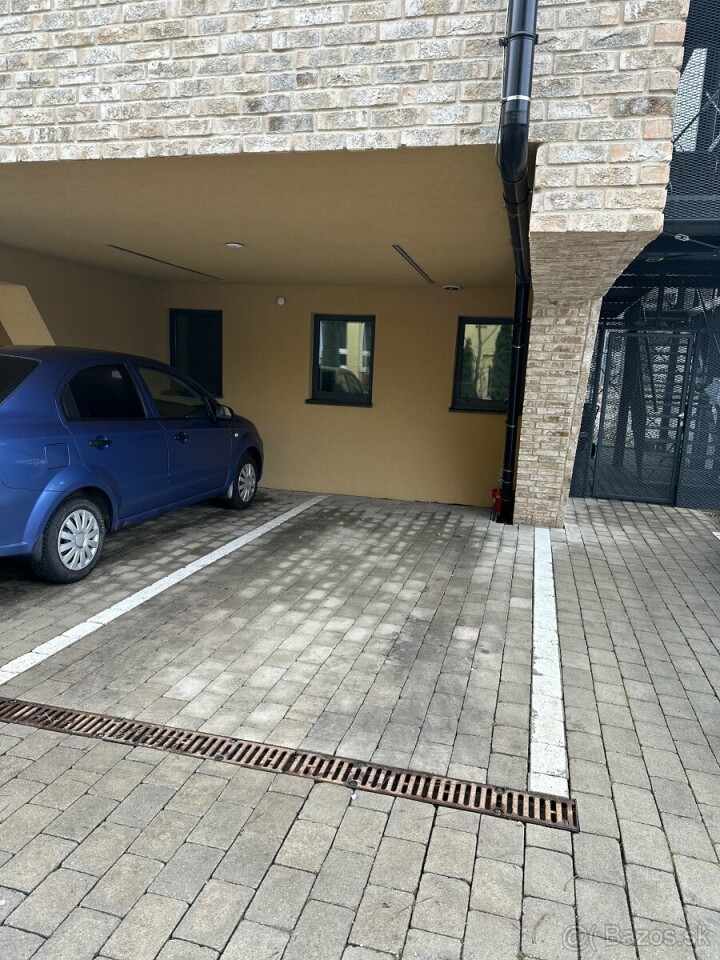 Prenájom parkovacieho miesta v uzavretom dvore