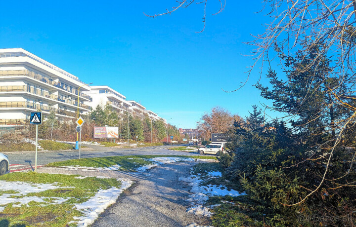 Na predaj garáž v Košiciach-Západ na Popradskej ulici s elektrinou