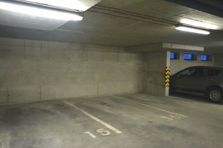 vyhradené, samostatné parkovacie stojisko v novej garáži na adrese Rustaveliho č. 8.