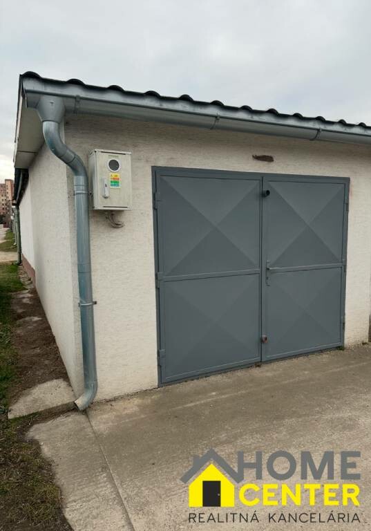 Predaj dvoch murovaných garáží v Komárne s elektrinou