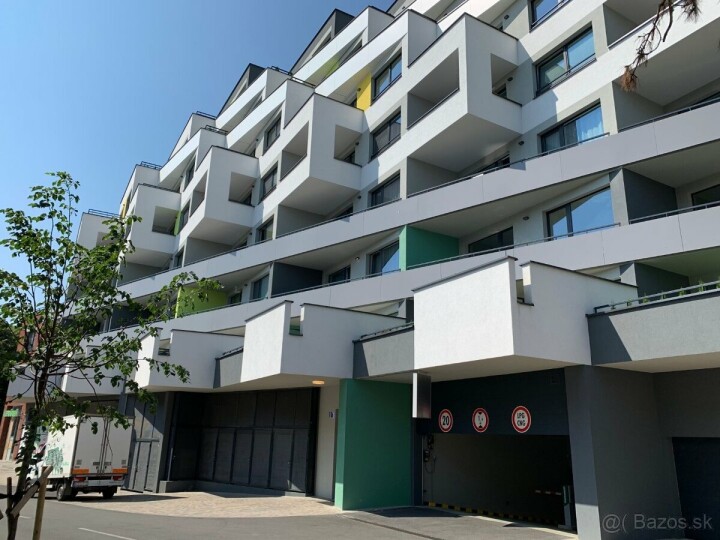 Parkovacie miesto na prenájom v garážovom dome na Strojárenskej ulici