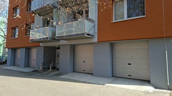 Garáž na prenájom v bytovom dome na Mukačevskej ulici