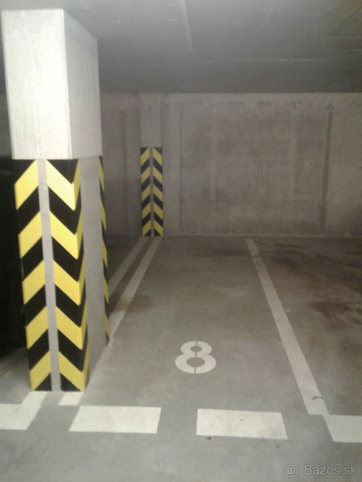 Predaj garážového státia pre veľkú motorku na Panonskej 8