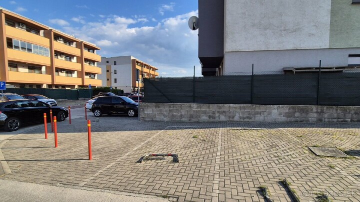 Vonkajšie parkovacie státie na predaj v Senci na ul. Slávičia