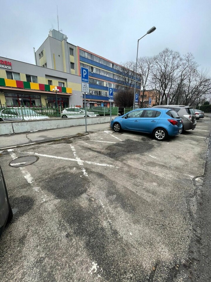 Vonkajšie parkovacie miesto na Nobelovej ulici - Bratislava