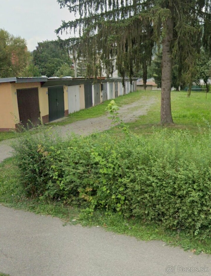 Na predaj veľká garáž s pozemkom v Snine