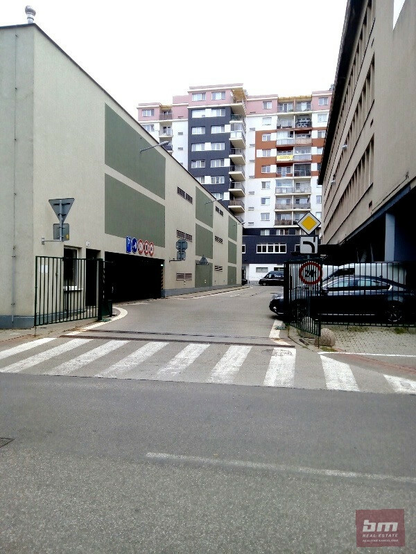 Prenájom vnútorného parkovacieho miesta v garážovom dome na Mraziarenskej ul.