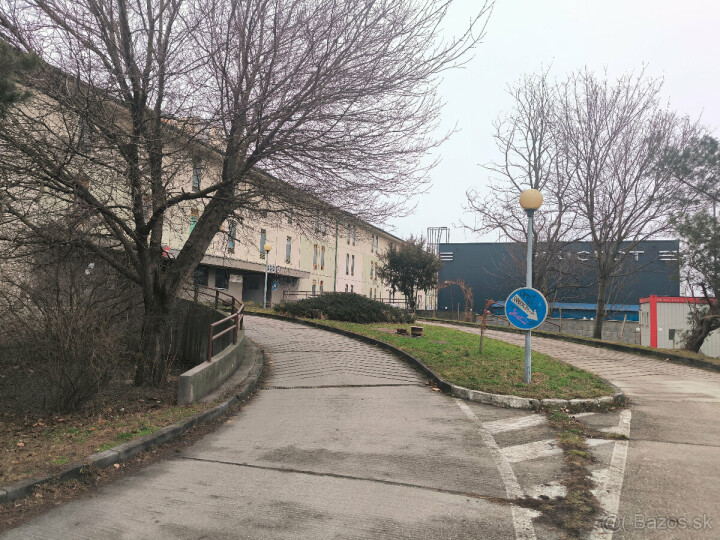 Samostatná uzatvárateľná garáž v parkovacom dome na Jasovskej ulici