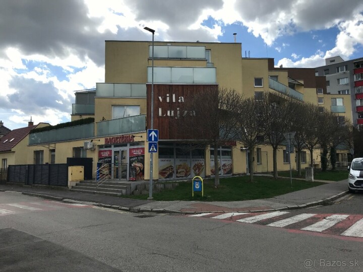 Na predaj garážové miesto v podzemí bytového domu Vila Lujza
