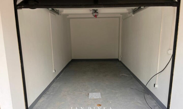 Kompletne zrekonštruovaná garáž s elektrinou na predaj v Karlovej Vsi