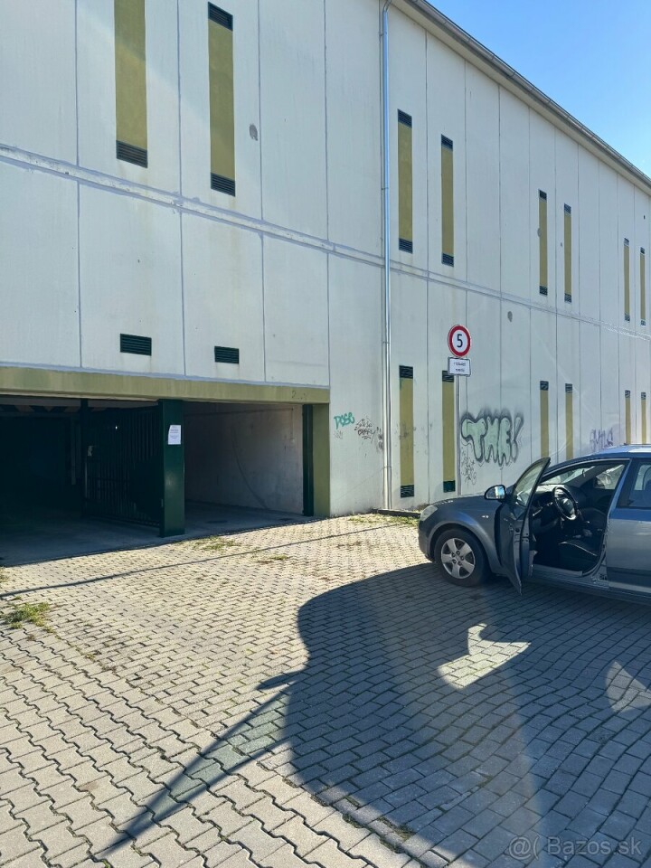 Na predaj garáž na ulici Vladimíra Clementisa