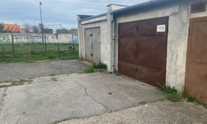 Murovaná garáž na predaj v Ružinove s elektrinou a montážnou jamou