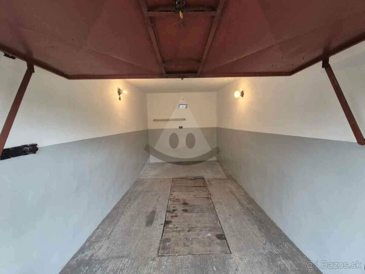 Predaj garáže na Orechovom rade v Komárne s elektrinou a montážnou jamou